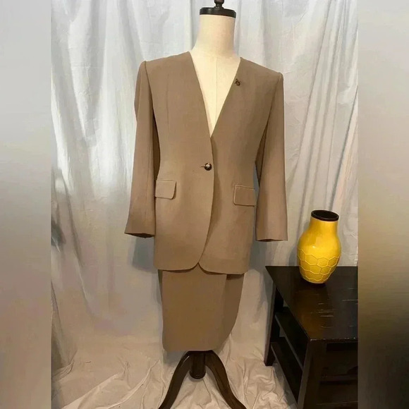 2piece Lined Skirt Suit. Rena Rowan. Jacket Sz 6. Skirt Sz8. One Button. 23” Hem - Picture 1 of 9